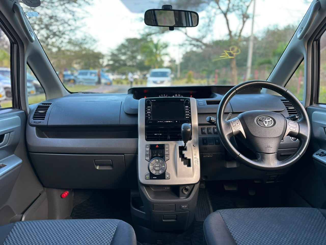 TOYOTA NOAH thumbnail 6